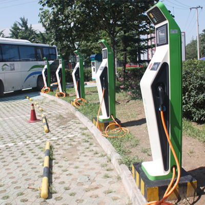 Stations de recharge pour véhicules électriques domestiques et commerciaux dotées d'une connexion d'entrée CA de 400 Vac/trois phases
