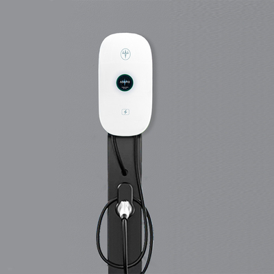 Station de recharge rapide pour voiture électrique avec 7 kW de recharge CA et interface CCS